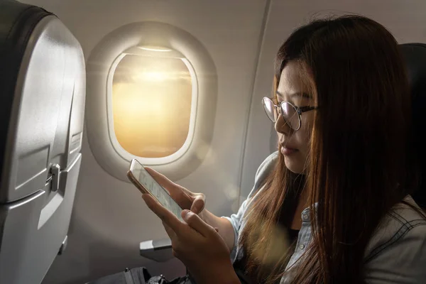 Asien Ung Kvinna Som Använder Den Smarta Mobiltelefonen När Reser — Stockfoto