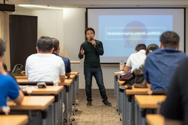 Veya Eğitim Semineri Eğitim Kavramı Sunusu Ekran Üzerinde Düşük Işık — Stok fotoğraf