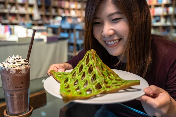Mujer Asiática Oler Mirar Waffle Antes Comer Con Bebida Mesa — Foto de Stock