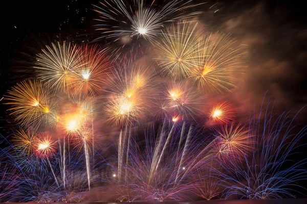 Fantasztikus Többszínű Tűzijáték Ünnep Nagy Hajó Tengerre Ünnep Fogalma — Stock Fotó