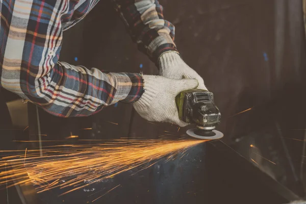 Holding Metal Fabrika Sanayi Kavramı Içinde Ahşap Masa Üzerinde Yedek — Stok fotoğraf