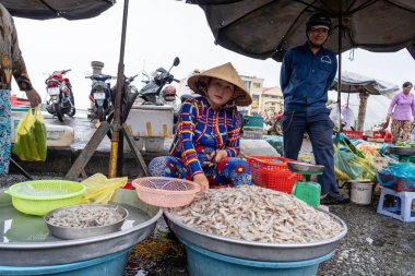 Cai Rang, Vietnam - 11 Ağustos 2018 : Tanımsız Kadın tüccar 11 Ağustos 2018 tarihinde cai limanında geleneksel pazar ile katta satışa çıkan fesh balık, can tho eyaleti, vietnam.
