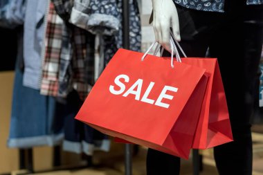 Erkek manken alışveriş, iş moda ve reklam kavramı için alışveriş mağazası satış kağıt alışveriş çantası holding rahat kıyafetler giymiş bir parçası