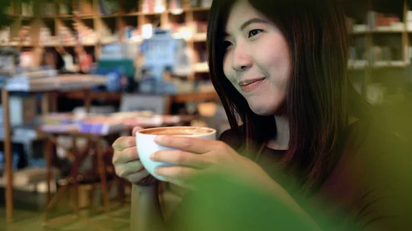 Retrato Mujer Negocios Asiática Traje Casual Bebiendo Acción Felicidad Cafetería —  Fotos de Stock