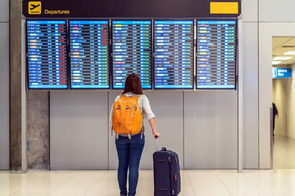 Tylna Strona Dla Podróżujących Bagażem Stojący Pokładzie Lotu Odprawy Ekranie — Zdjęcie stockowe