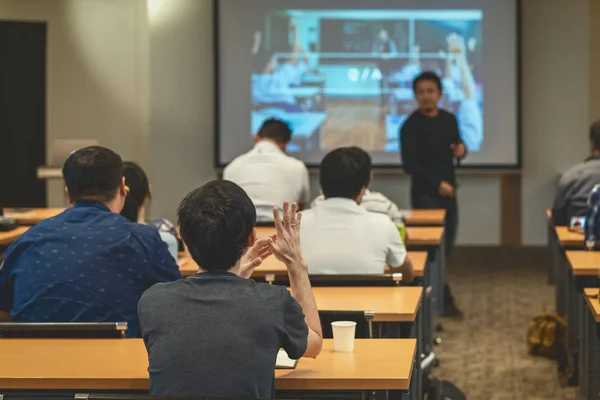 在会场前的舞台上 在会议或研讨会的会议 商业和教育理念中 用手把手把阿克顿放在手里回答问题 — 图库照片