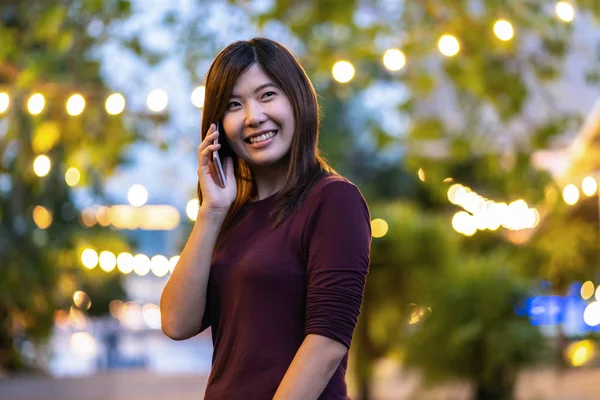 Mujer Asiática Usando Teléfono Móvil Inteligente Para Llamar Parque Con —  Fotos de Stock