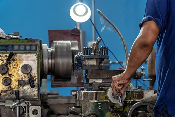 Maquinista Profesional Que Trabaja Mano Con Máquina Tornos Fábrica Metalurgia — Foto de Stock