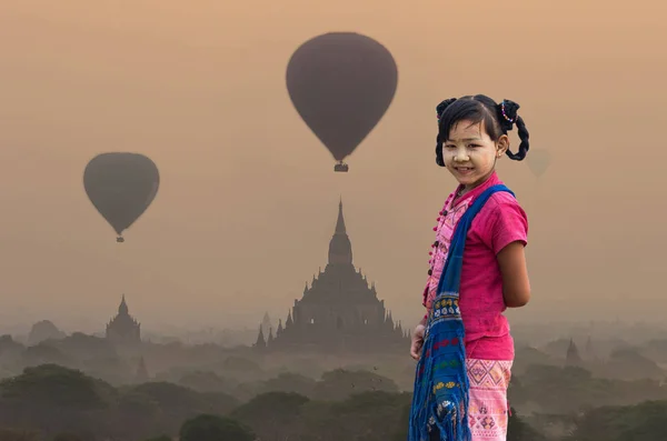 Портрет Бирманской Девушки Традиционной Танакой Лице Над Пагодой Размытый Фон — стоковое фото