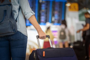 Uçuş kartı check-in sırasında uçuş bilgileri için Bagaj tutan Closeup el ekran modern bir Havalimanı, seyahat ve ulaşım kavramı