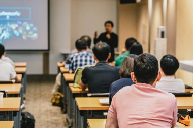 Hoparlör arka ile Oda önünde sahnede kitlenin toplantı veya Seminer Toplantı, iş ve eğitim kavramı soruda cevap kadar acton yerinde elinde görüntülemek