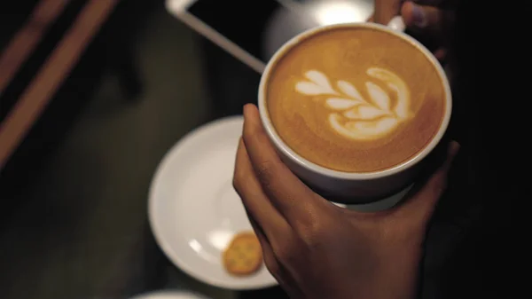 Closeup Latte Art Στην Κορυφή Φλιτζάνια Καφέ Από Χέρι Γυναίκα — Φωτογραφία Αρχείου