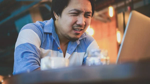 Hombre Negocios Asiático Traje Casual Que Trabaja Con Computadora Emoción —  Fotos de Stock