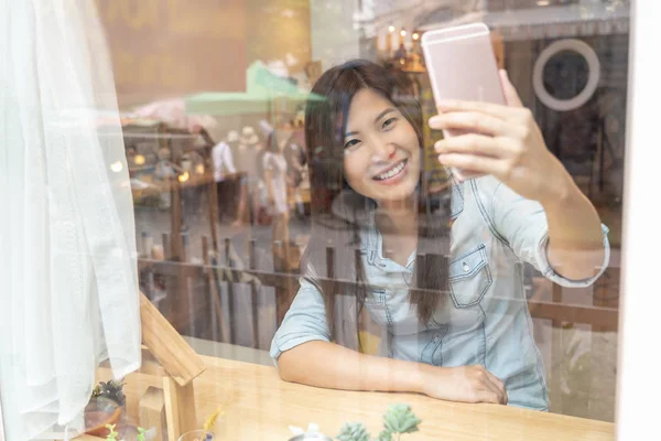 Mujer Negocios Asiática Tomando Selfie Con Acción Felicidad Cafetería Moderna —  Fotos de Stock