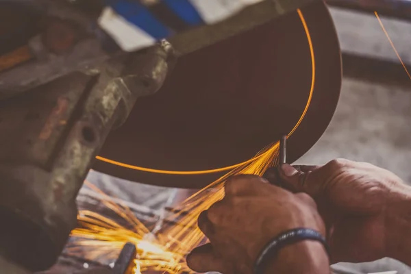 Maquinista Profesional Que Trabaja Mano Máquina Sierra Corte Del Metal —  Fotos de Stock