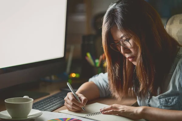 アジアのビジネス女性の肖像深刻なアクションで遅く職場でコンピュータのデスクトップの前でテーブルの上に座って一生懸命働いて ハードと遅すぎる概念 — ストック写真