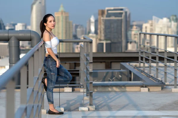 Retrato Mujer Asiática Yong Traje Moda Sexy Pie Azotea Sobre — Foto de Stock