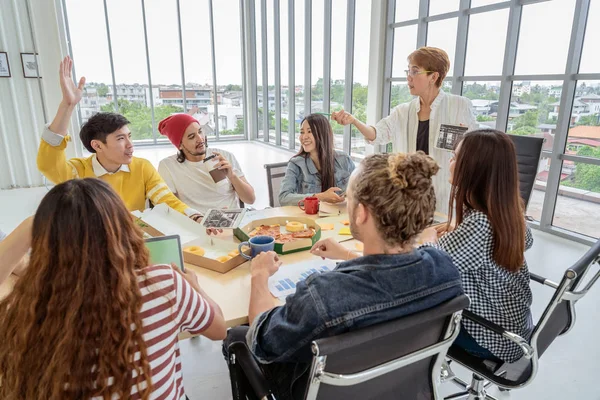 Mujer Gerente Senior Asiática Que Presenta Las Ideas Creativas Frente — Foto de Stock