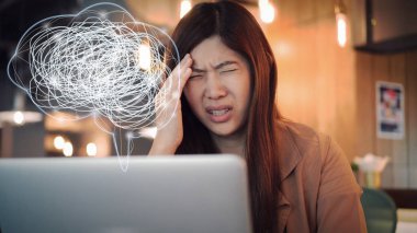 Rahat takım elbiseli Asyalı iş kadını stres duygu ve çokgen beyin şekli ile ortak çalışma alanında tangle doodle ile el eylem kafa çalışma, depresif ve stresli kavramı iş