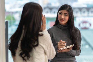 Asya kadın profesyonel psikolog doktor ev veya hastane muayene odası, Ruh sağlığı Kavramı modern oturma odasında kadın hastalara danışın veren