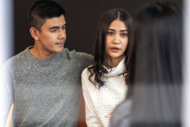 Asya kadın profesyonel psikolog doktor ev veya hastane muayene odası, Ruh sağlığı Kavramı modern oturma odasında ilişki sorunu olan aşıklar hastalara danışın veren