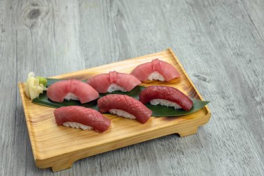 chuoro ve yağlı akami ton balıklı sushi ahşap masanın üstünde, sağlıklı Japon gıda kavramı ayarla