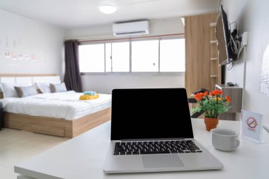 Teknoloji dizüstü bilgisayar ile çalışma alanı ile Lüks İç oturma odası, kat mülkiyeti veya daire Stüdyo oda tipi, servis daire ve Konaklama Kavramı