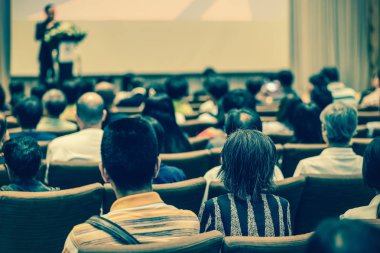 Sahne Alanı'ndaki konferans salonu, iş ve eğitim kavramı ile podyum hoparlör dinleme kitlenin arka yüzü