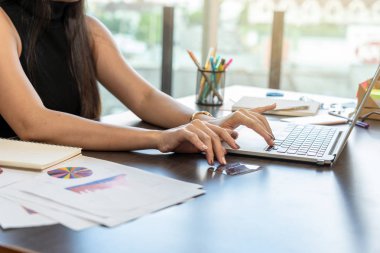 Closeup el shoppoing online, iş ve alışveriş online kavramı için Onayla teknoloji laptop ve kredi kartı mockup ile girin