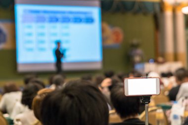 Akıllı cep telefonu için Asya hoparlör casual elbise ile sahne alanı'nda canlı yapıyor mevcut konferans salonu veya Seminer Toplantı, olay ve seminer üretim kavramı içinde belgili tanımlık perde