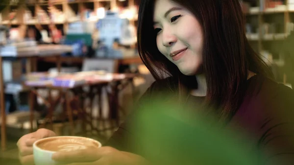 Retrato Mujer Negocios Asiática Traje Casual Bebiendo Acción Felicidad Cafetería —  Fotos de Stock