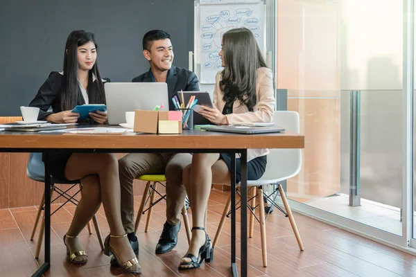 Grupo Empresários Asiáticos Multiétnicos Com Terno Formal Trabalhando Brainstorming Conjunto — Fotografia de Stock