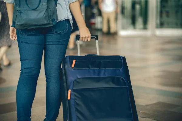 Primer Plano Sosteniendo Equipaje Sobre Tabla Vuelo Para Check Pantalla — Foto de Stock