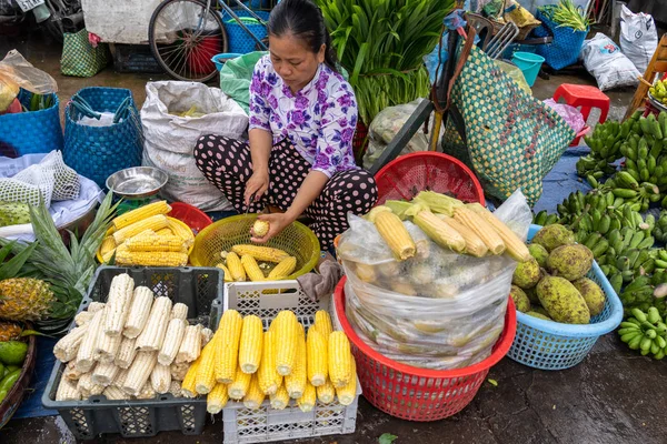 Cai Rang Vietnam Aug 2018 Odefinierad Kvinnliga Näringsidkare Sitter Till — Stockfoto