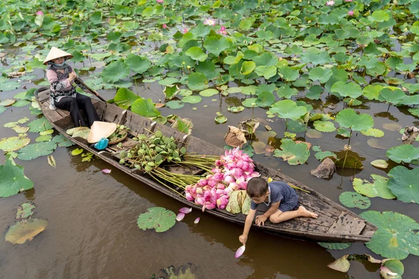 Vietnamese Jongen Spelen Met Moeder Varen Traditionele Houten Boot Voor — Stockfoto