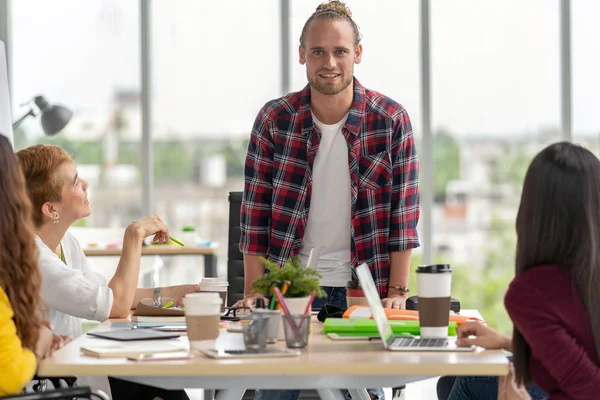 Groep Van Aziatische Multi Etnische Zakelijke Mensen Met Casual Pak — Stockfoto