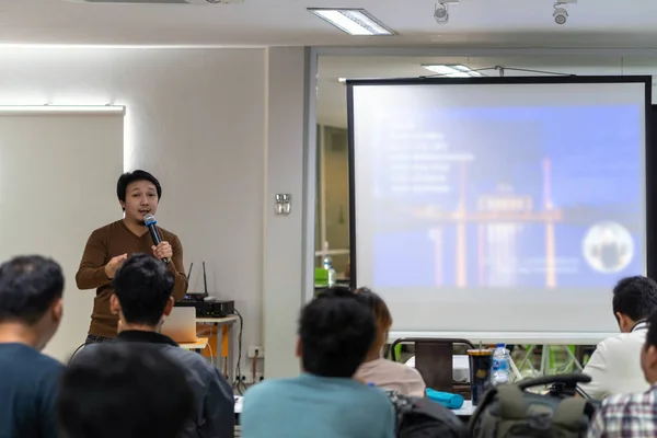 Oratore Asiatico Lezione Con Abito Casual Sul Palco Fronte Alla — Foto Stock