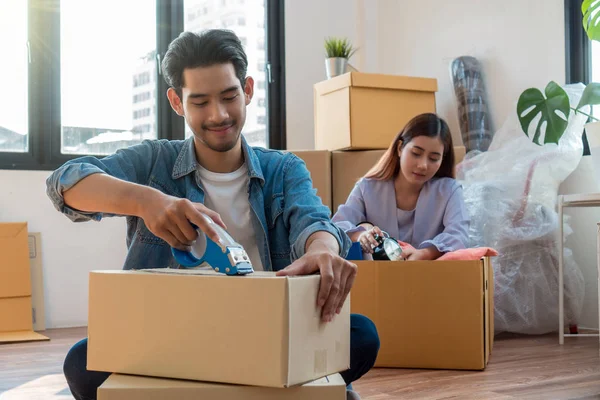 Asiático Jovem Casal Embalando Caixa Papelão Grande Para Mover Casa — Fotografia de Stock