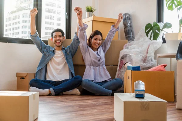 Asian Young Couple Packing Big Cardboard Boxes Moving New House — Stock Photo, Image