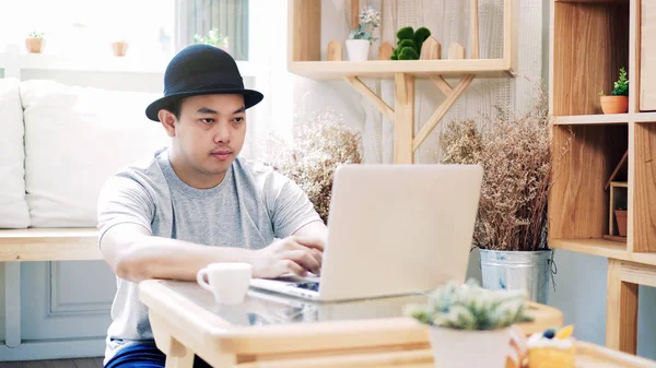 Aziatische Freelance Casual Pak Zitten Werken Met Technologie Laptop Moderne — Stockfoto