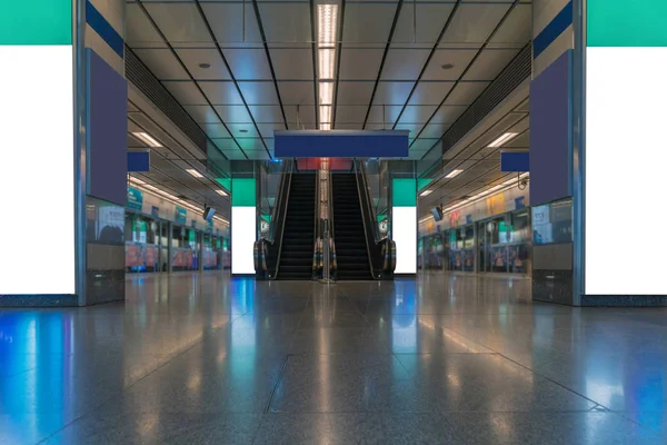 Cartelera Blanco Ubicada Pasillo Subterráneo Metro Para Publicidad Concepto Maqueta —  Fotos de Stock