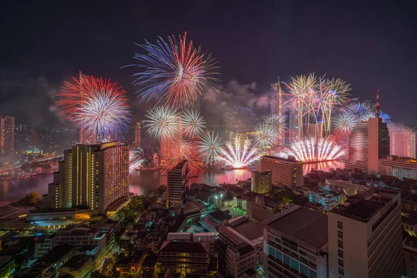 Fantastyczne Wielokolorowe Fajerwerki Eksploduje Nad Rzeką Bangkok Cityscape Uroczystości Architektura — Zdjęcie stockowe