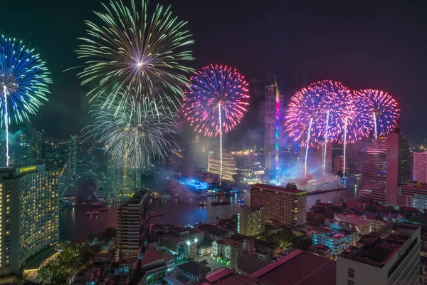 Fogos Artifício Multicoloridos Fantásticos Explodindo Sobre Lado Rio Cityscape Bangkok — Fotografia de Stock