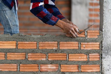 Yeni sanayi sitesi tuğla döşeme Closeup el profesyonel inşaat işçisi. Sanayi ve duvar kavramı oluşturmak