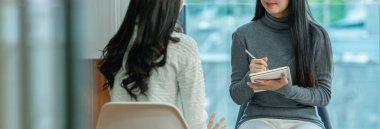 Afiş Asya kadın profesyonel psikolog doktor ev veya hastane muayene odası, Ruh sağlığı Kavramı modern oturma odasında kadın hastalara danışın veren