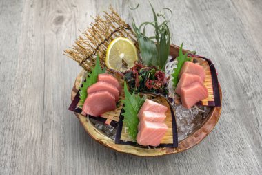 Ton balıklı sashimi kümesinin üstten görünüm Ice masanın üzerinde lüks Japon gıda kavramı ile Otoro, Chutoro ve Akami dahil