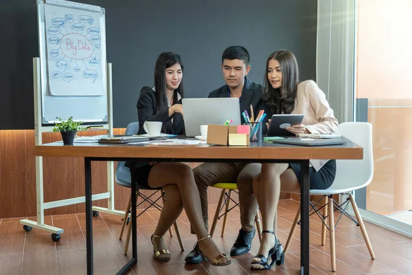 Groep Van Aziatische Multi Etnische Zakenmensen Met Formeel Pak Werken — Stockfoto