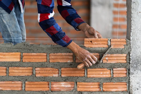 Primer Plano Trabajador Construcción Profesional Que Pone Ladrillos Nuevo Sitio — Foto de Stock