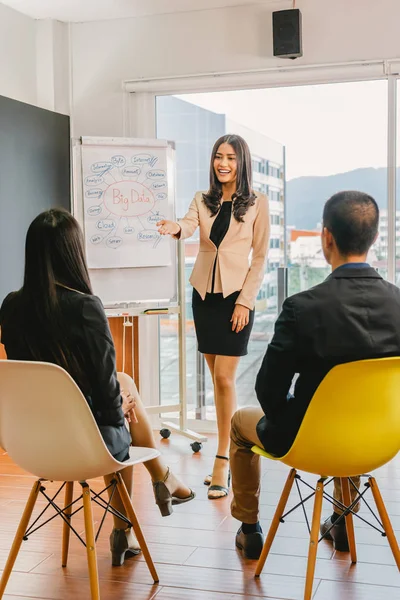 アジアの忙しい女性は 現代のオフィス 人々のビジネスグループとチームビルディングの概念でチームワークの同僚にチャート上のビッグデータを提示 — ストック写真