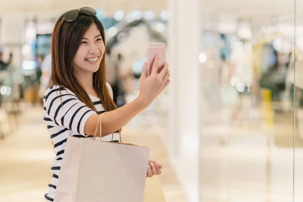 Азиатская Женщина Ходить Использовать Смартфон Селфи Моделью Дисплей Макет Одеждой — стоковое фото